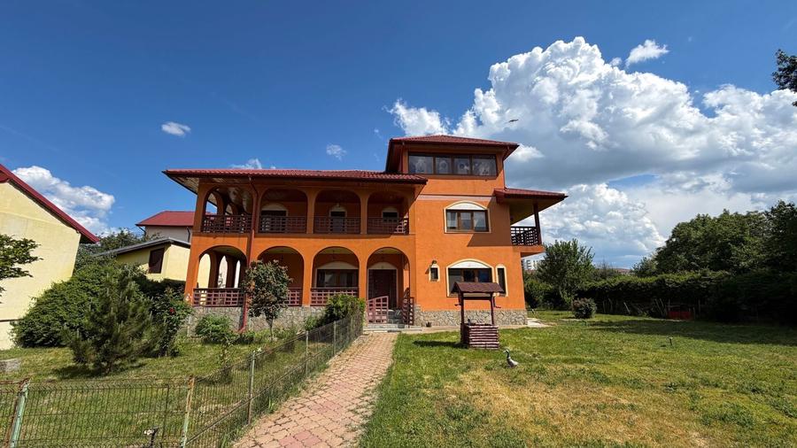 Casă individuală cu 12 camere cu Canalizare în Berceni