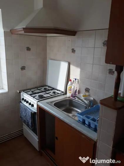 Apartament cu 3 camere decomandat în Tractorul