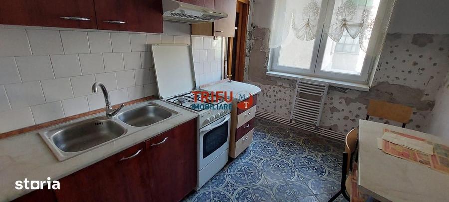 Apartament cu 4 camere semidecomandat în Cetate