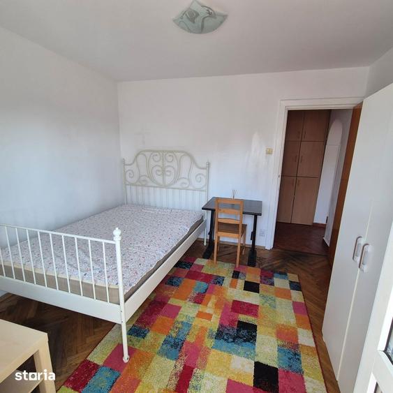 Apartament cu 3 camere decomandat în Tei