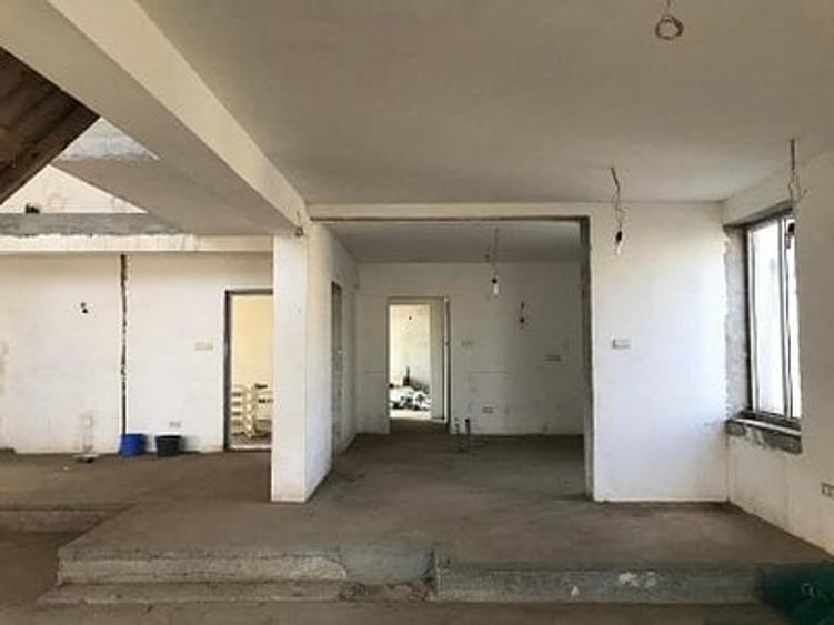 Casă individuală cu 9 camere cu Teren 3000 Mp în Mogoșoaia