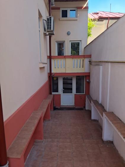 Casă cu 8 camere cu Canalizare în Tineretului