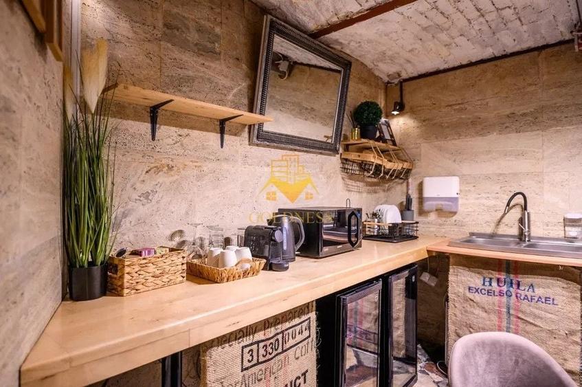 Apartament cu 3 camere semidecomandat, mobilat în Central