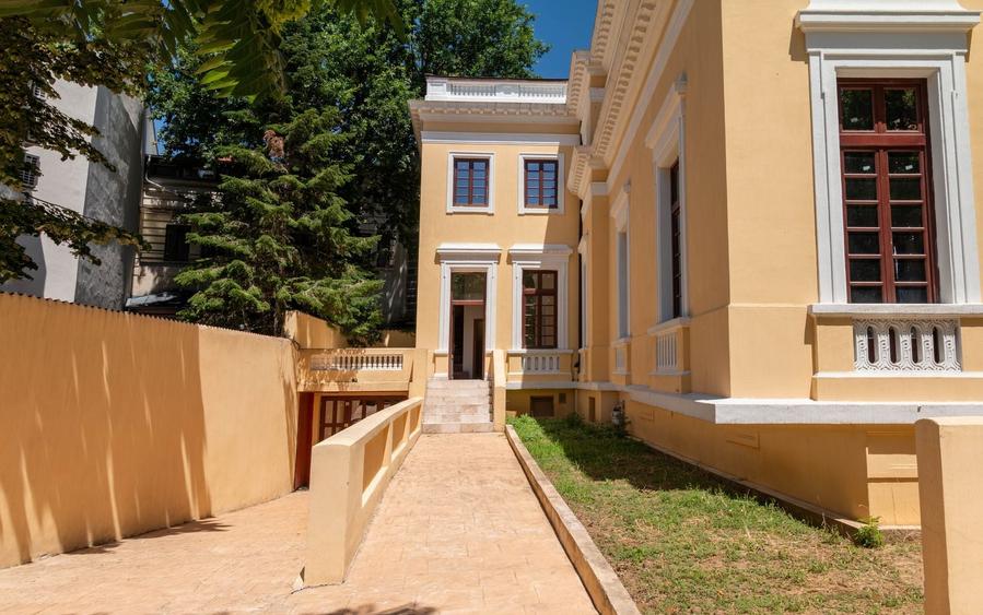 Casă individuală cu 13 camere cu Canalizare în Dacia