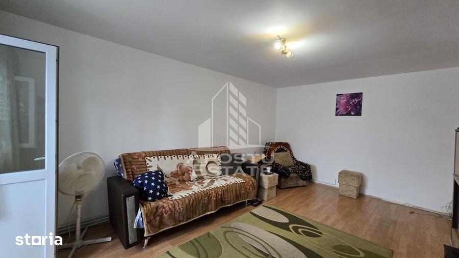 Apartament cu 4 camere semidecomandat, mobilat în Aradului