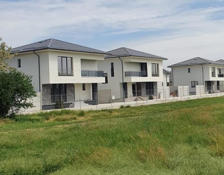 Casă individuală cu 4 camere cu Teren 500 Mp în Joița