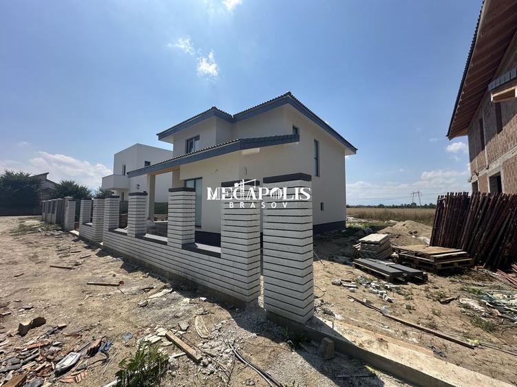 Casă individuală cu 4 camere cu Canalizare în Sânpetru