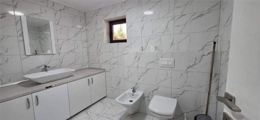 Casă individuală cu 5 camere cu Teren 400 Mp în Central