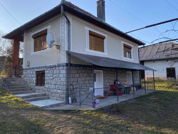 Casă cu 4 camere în Ciucea