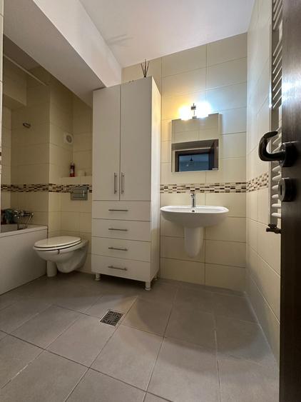 Apartament cu 3 camere semidecomandat, mobilat în Șerbănești