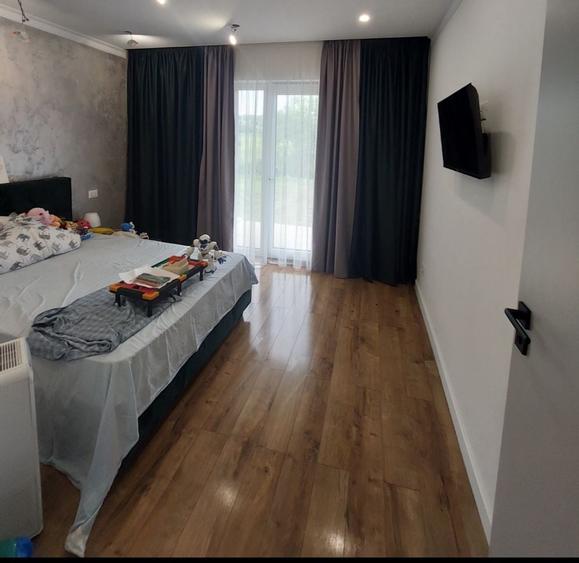 Casă cu 4 camere în Manolești