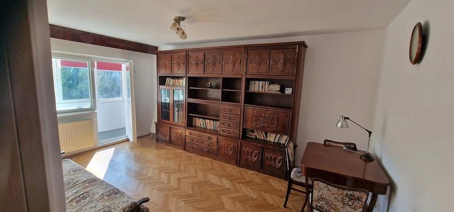 Apartament cu 4 camere decomandat în Calea București
