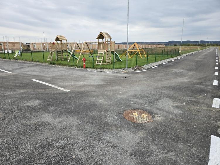 Casă individuală cu 4 camere cu Canalizare în Sângeorgiu de Mureș