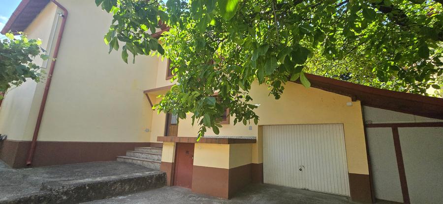Casă individuală cu 7 camere cu Canalizare în Central