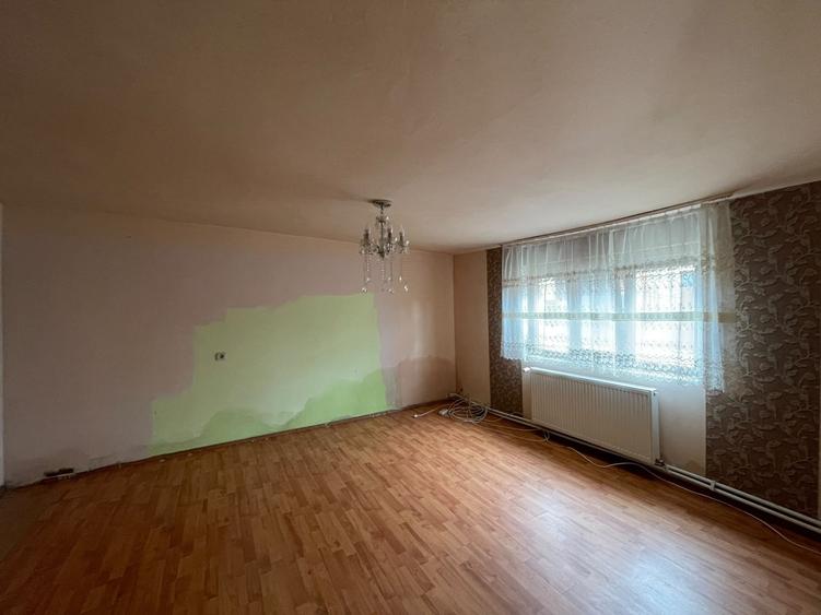 Casă individuală cu 6 camere cu Canalizare în Ghiroda