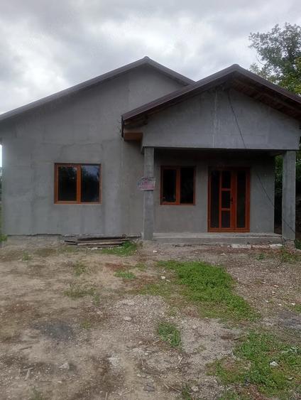 Casă cu Teren 1200 Mp în Scorțaru Nou