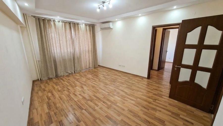 Apartament cu 3 camere semidecomandat, mobilat în P-ța Rosetti