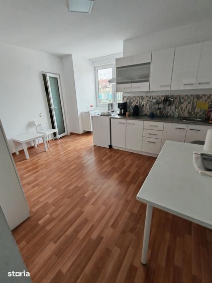 Casă cu 6 camere decomandat cu Teren 50 Mp în Titan