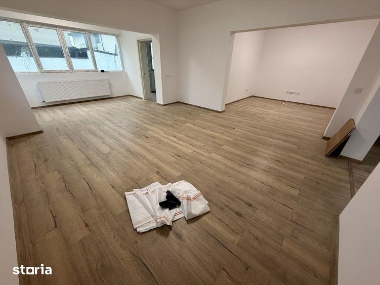 Casă cu 8 camere cu Teren 495 Mp în Glina