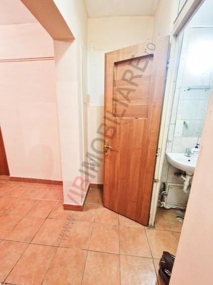 Apartament cu 4 camere semidecomandat, mobilat în Văcăresti