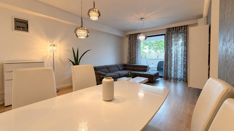 Apartament cu 3 camere decomandat, mobilat în Băneasa