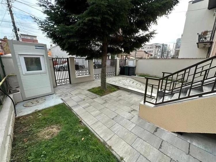 Casă individuală cu 12 camere cu Canalizare în Domenii