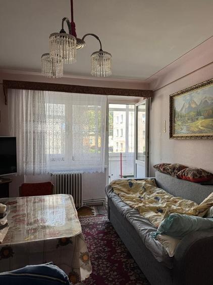 Apartament cu 3 camere semidecomandat în Terezian