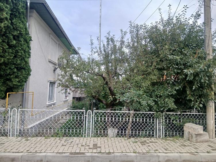 Casă individuală cu 5 camere cu Teren 420 Mp în Central