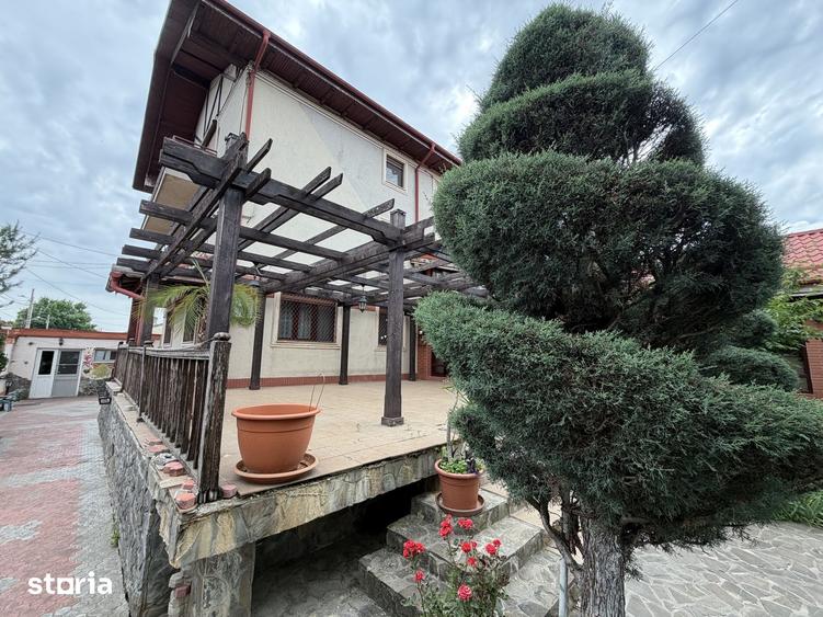 Casă cu 8 camere cu Teren 954 Mp în Andronache