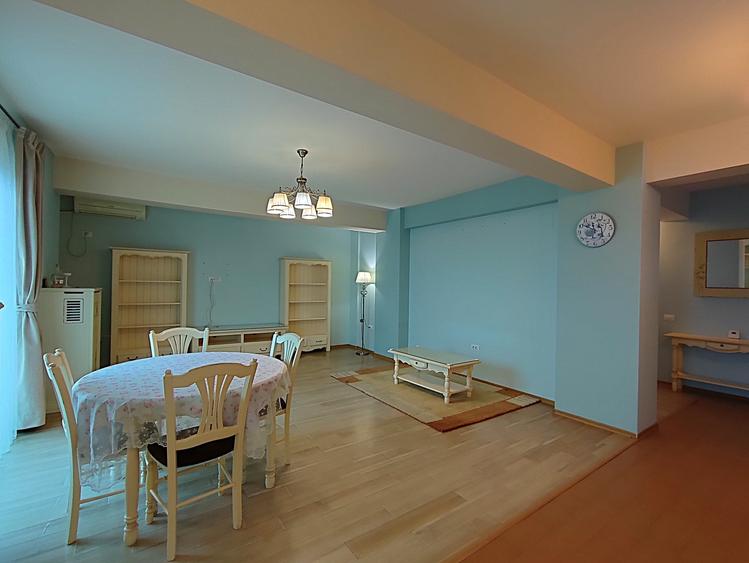 Apartament cu 3 camere decomandat, mobilat în Central — fotografia 3
