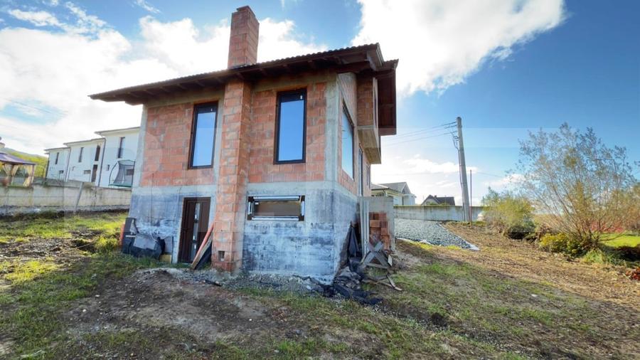 Casă individuală cu 5 camere cu Canalizare în Nord-Est