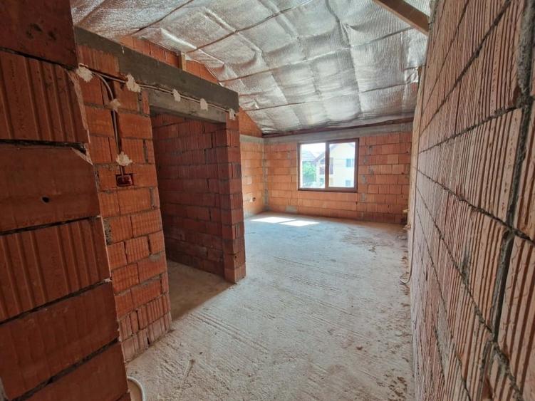 Casă individuală cu 7 camere cu Canalizare în Calea Urseni