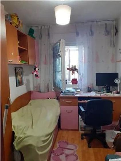 Apartament cu 3 camere decomandat în Democrației