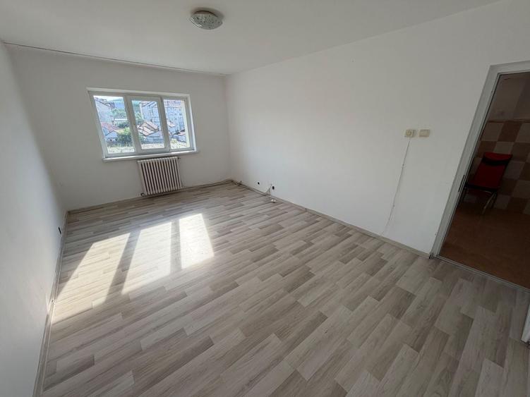 Apartament cu 2 camere decomandat în Industrială