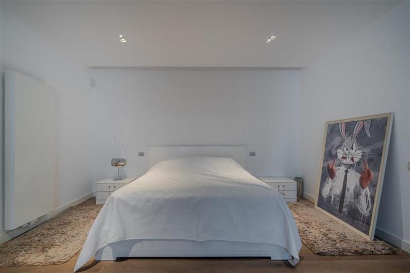 Penthouse cu 3 camere semidecomandat, mobilat în Central