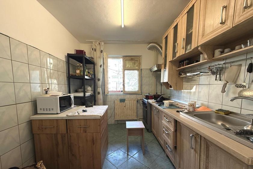 Apartament cu 3 camere semidecomandat în Crângași