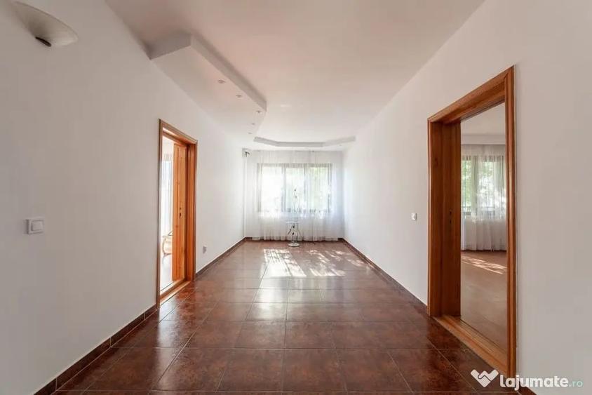 Casă cu 8 camere cu Teren 1000 Mp în Central