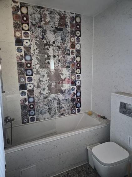 Casă individuală cu 21 camere cu Teren 966 Mp în Central