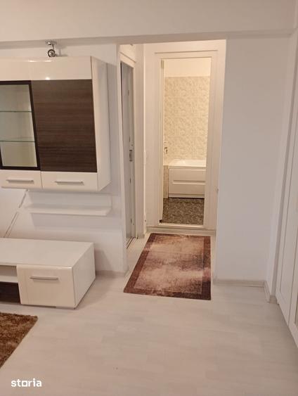 Apartament cu 3 camere semidecomandat în Obor