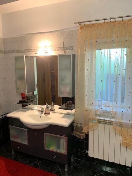 Casă individuală cu 11 camere cu Canalizare în Central