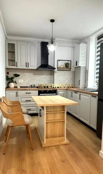 Apartament cu 2 camere semidecomandat, mobilat în Cetate