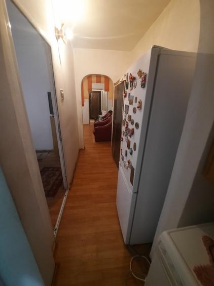 Apartament cu 3 camere semidecomandat, mobilat în Baza 3