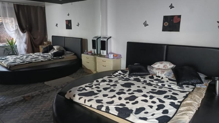 Casă individuală cu 4 camere cu Canalizare în Bariera Vâlcii