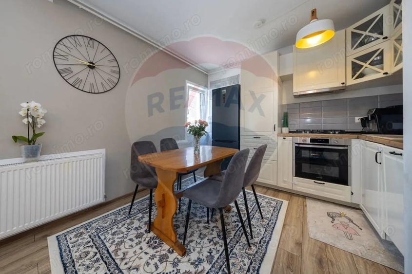Apartament cu 3 camere semidecomandat în Tractorul