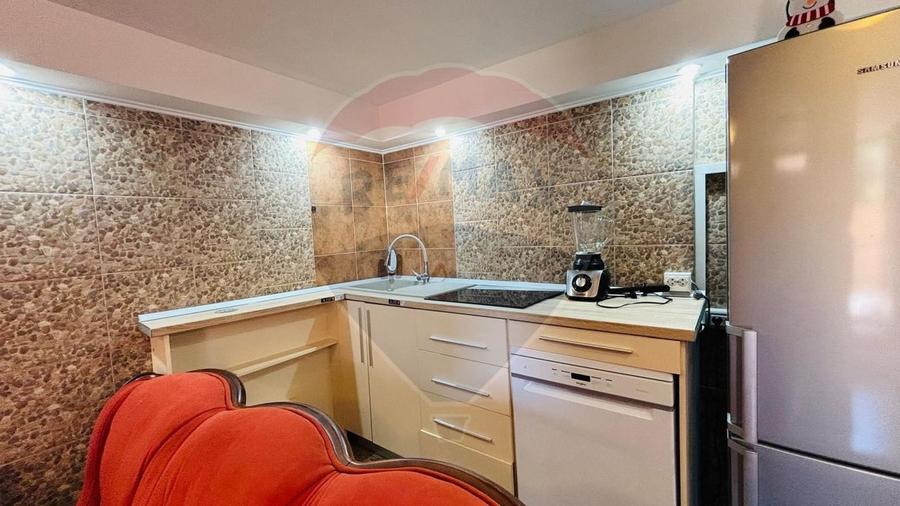 Apartament cu 4 camere decomandat, mobilat în Lazu
