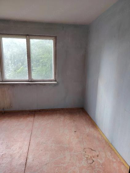 Apartament cu 3 camere semidecomandat în Micro 5