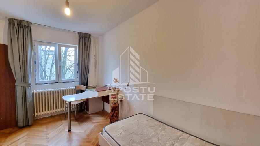 Apartament cu 3 camere semidecomandat, mobilat în Dacia