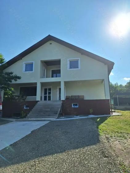 Casă cu 6 camere cu Teren 2900 Mp în Șiștarovăț