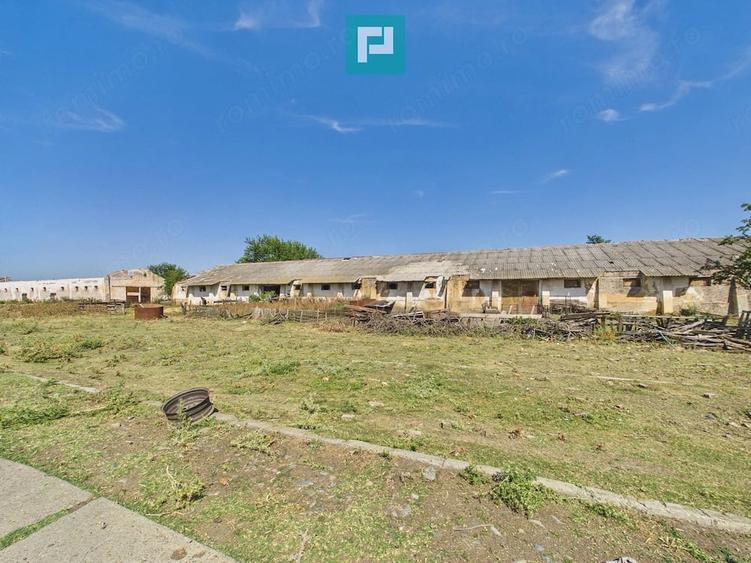 Teren de 146866 mp, în Periferie