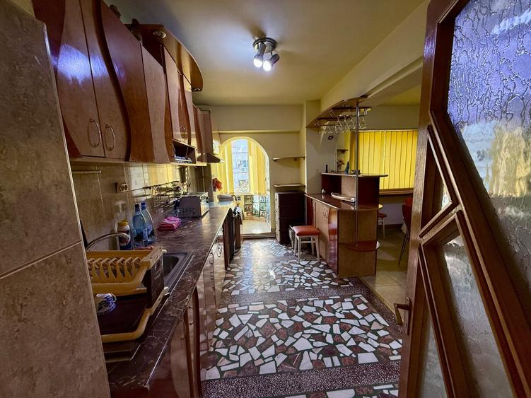 Apartament cu 2 camere decomandat în Trocadero